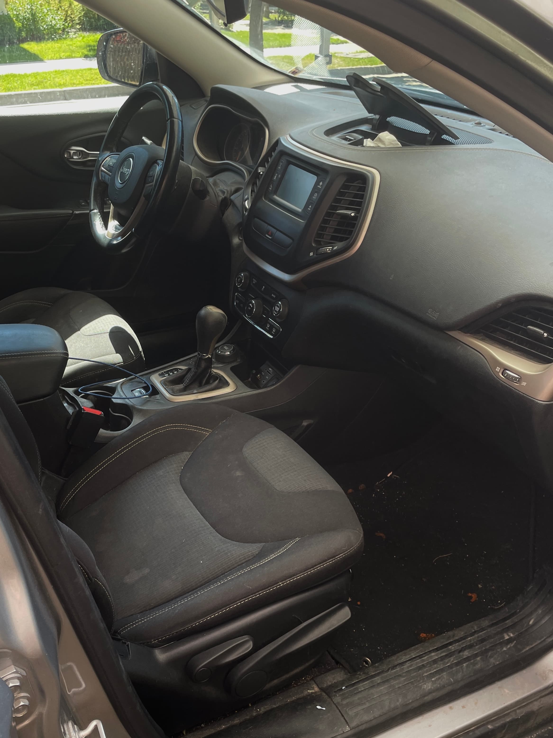 Jeep Cherokee before detailing